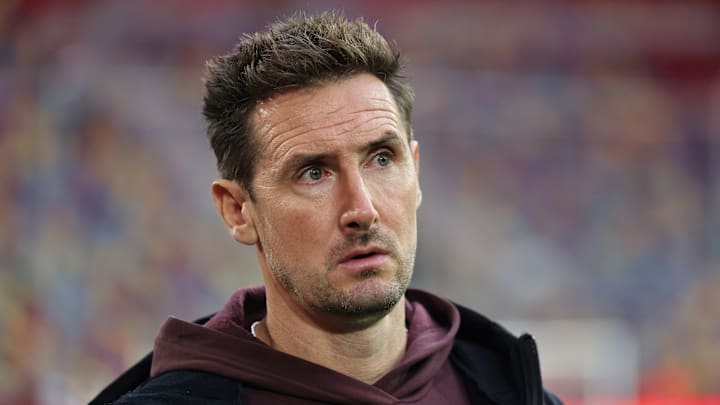 Miroslav Klose schaut bei den Schuhen der Nürnberg-Stars genau hin
