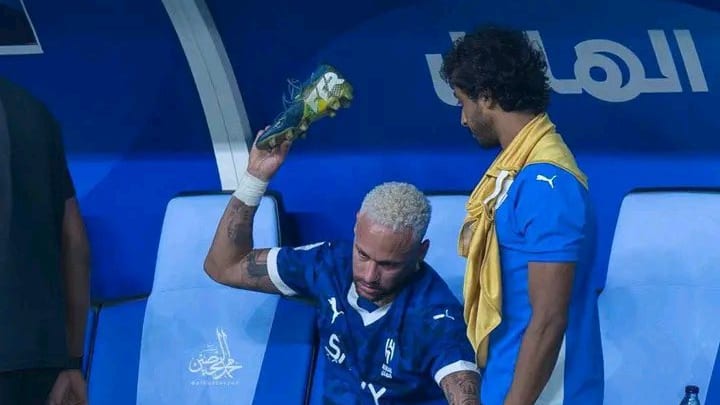 Neymar se volvió a lesionar y estará fuera al menos un mes