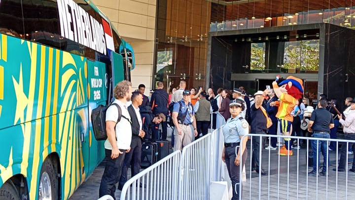 Países Bajos arriba a su hotel en Monterrey, donde jugará ante Marruecos.