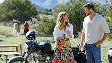 Lonely Planet. (L-R) Laura Dern as Katherine Loewe and Liam Hemsworth as Owen Brophy in Lonely Planet. Cr. Anne Marie Fox/Netflix © 2024