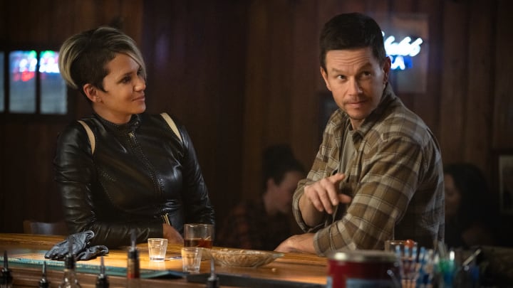 The Union. (L to R) Halle Berry as Roxanne Hall and Mark Wahlberg as Mike McKenna in The Union. Cr. Laura Radford/Netflix 