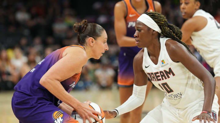 Atlanta Dream guard Rhyne Howard (10) plays defense against Phoenix Mercury guard Diana Taurasi.