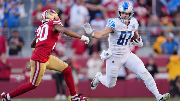 Sam LaPorta running a pass