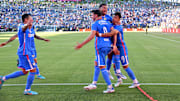 Jugadores de Cruz Azul celebran un gol.