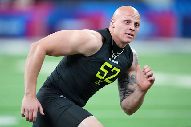 Arkansas DE Landon Jackson participates in drills during the 2025 NFL Combine at Lucas Oil Stadium.