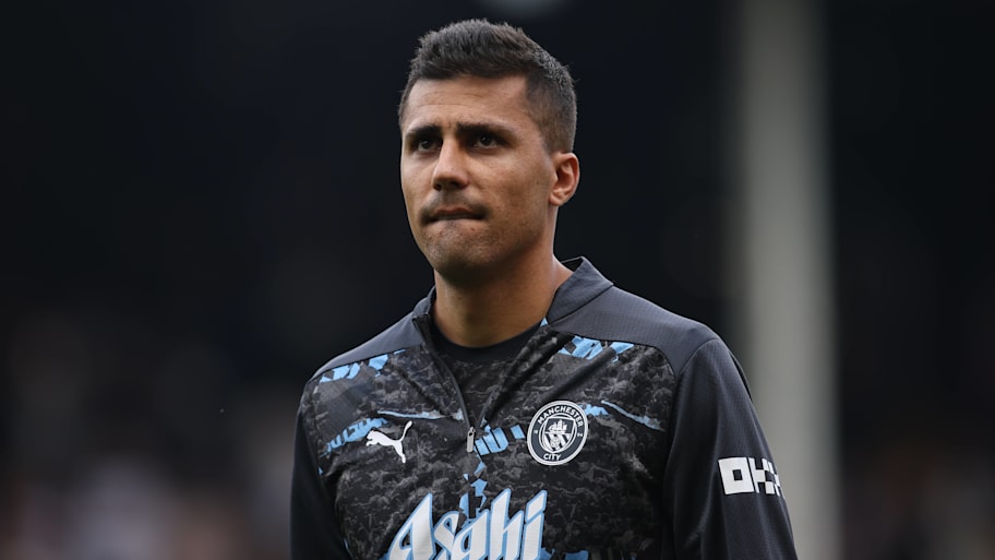 Rodri warming up for Manchester City.
