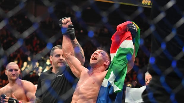 UFC 305: Dricus Du Plessis Claims Israel Adesanya Can’t ‘Compete with My Fire'