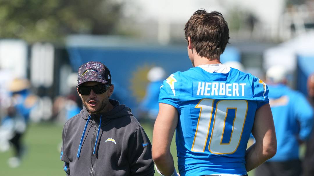 Jul 31, 2026; El Segundo, CA, USA; Los Angeles Chargers offensive coordinator Mike McDaniel (left) and quarterback Justin Herbert (10) during training camp at The Bolt. Mandatory Credit: Kirby Lee-Imagn Images