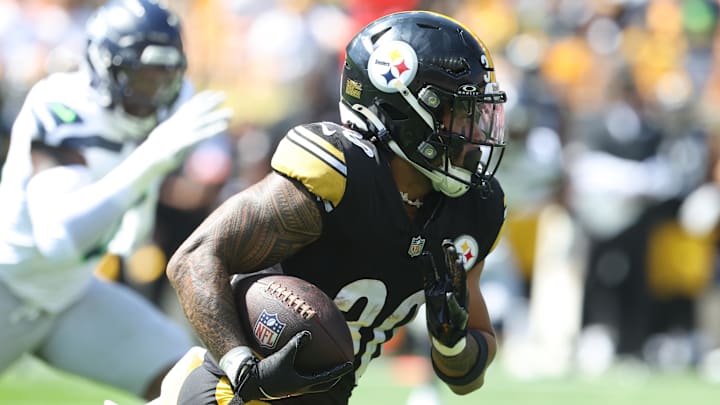 Sep 14, 2025; Pittsburgh, Pennsylvania, USA; Pittsburgh Steelers running back Jaylen Warren (30) runs the ball against the Seattle Seahawks during the first quarter at Acrisure Stadium. Mandatory Credit: Charles LeClaire-Imagn Images Sep 14, 2025; Pittsburgh, Pennsylvania, USA; Pittsburgh Steelers running back Jaylen Warren (30) runs the ball against the Seattle Seahawks during the first quarter at Acrisure Stadium. Mandatory Credit: Charles LeClaire-Imagn Images