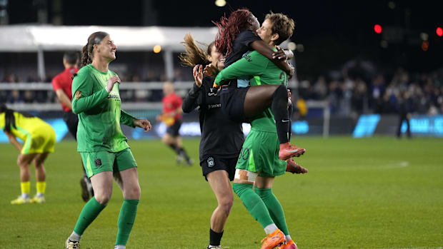 22 de noviembre de 2025; San José, California, Estados Unidos; La portera del Gotham FC Ann-Katrin Berger (30) y la defensora Mandy Freeman (22) celebran