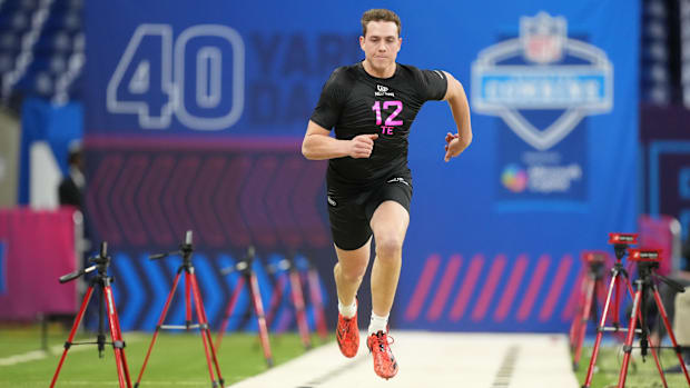 Texas tight end Gunnar Helm (TE12) runs in the 40 yard dash during the 2025 NFL Combine at Lucas Oil Stadium.