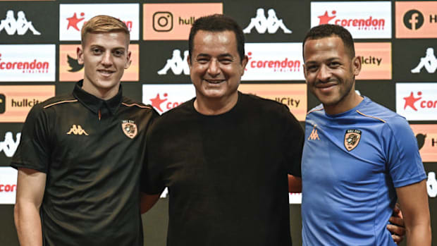 เลียม เดแลป และเลียม โรเซนิออร์ที่ฮัลล์ ซิตี้