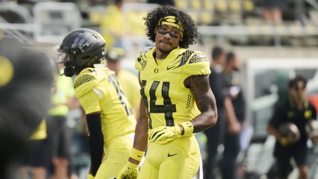 Oregon Ducks wide receiver Justius Lowe (14) takes a break during warm ups before a game against the Portland State Vikings