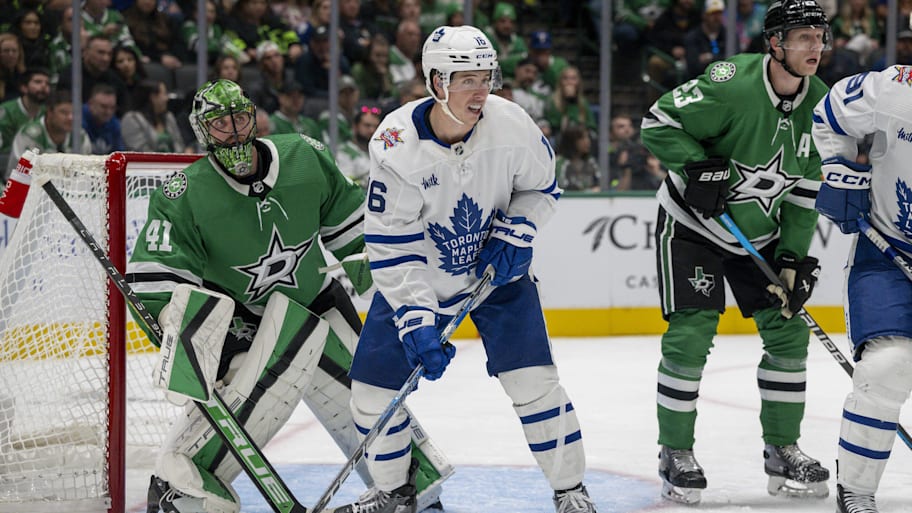Toronto Maple Leafs right wing Mitchell Marner looks for the puck in front of Dallas Stars goaltender Scott Wedgewood | Jerome Miron-Imagn Images