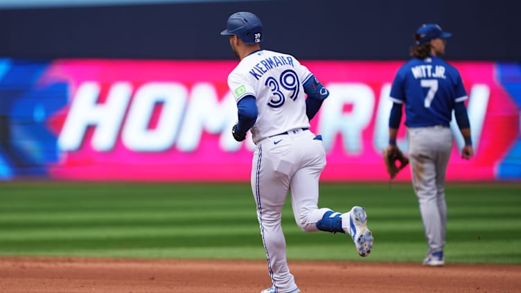 Sep 10, 2023; Toronto, Ontario, CAN; Toronto Blue Jays center fielder Kevin Kiermaier (39) runs the