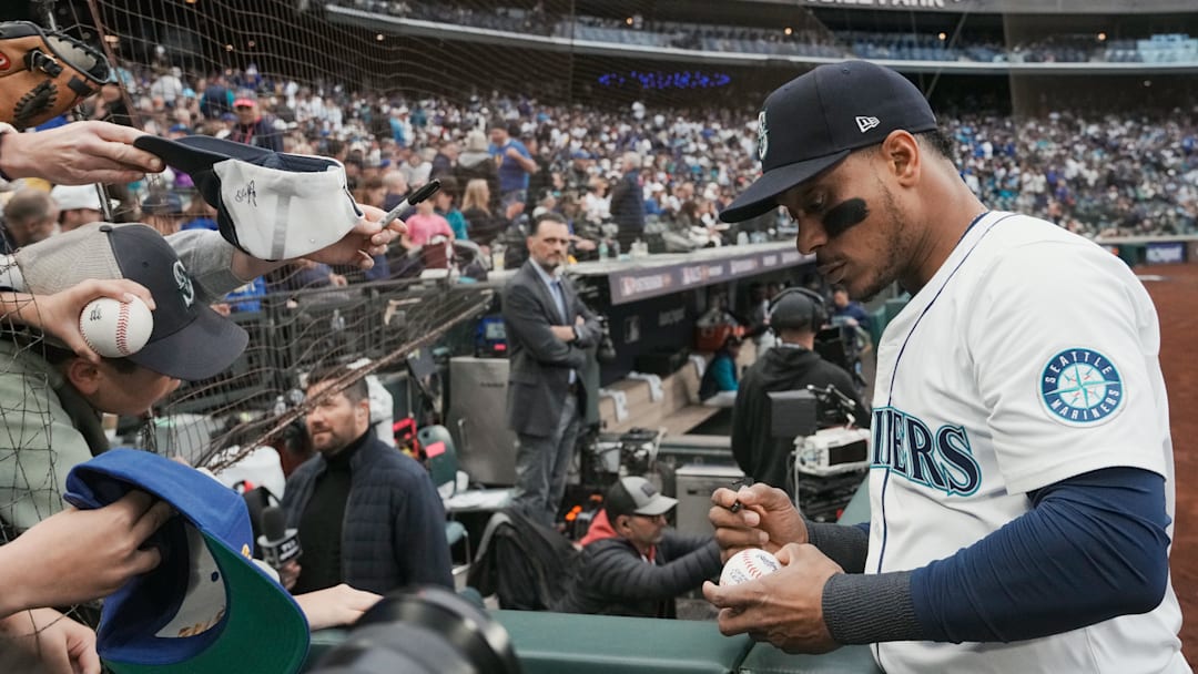 Oct 16, 2025; Seattle, Washington, USA; Seattle Mariners designated hitter Jorge Polanco (7) signs autographs prior to game four of the ALCS round against the Toronto Blue Jays for the 2025 MLB playoffs at T-Mobile Park. Mandatory Credit: Stephen Brashear-Imagn Images Oct 16, 2025; Seattle, Washington, USA; Seattle Mariners designated hitter Jorge Polanco (7) signs autographs prior to game four of the ALCS round against the Toronto Blue Jays for the 2025 MLB playoffs at T-Mobile Park. Mandatory Credit: Stephen Brashear-Imagn Images