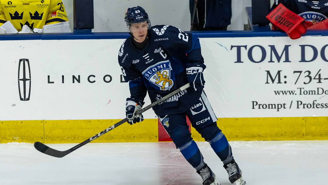 Finland's forward Jesse Kiiskinen (23) turns up ice against Sweden during the first period of the 2024 World Junior Summer Showcase.  Credit: David Reginek-USA TODAY Sports