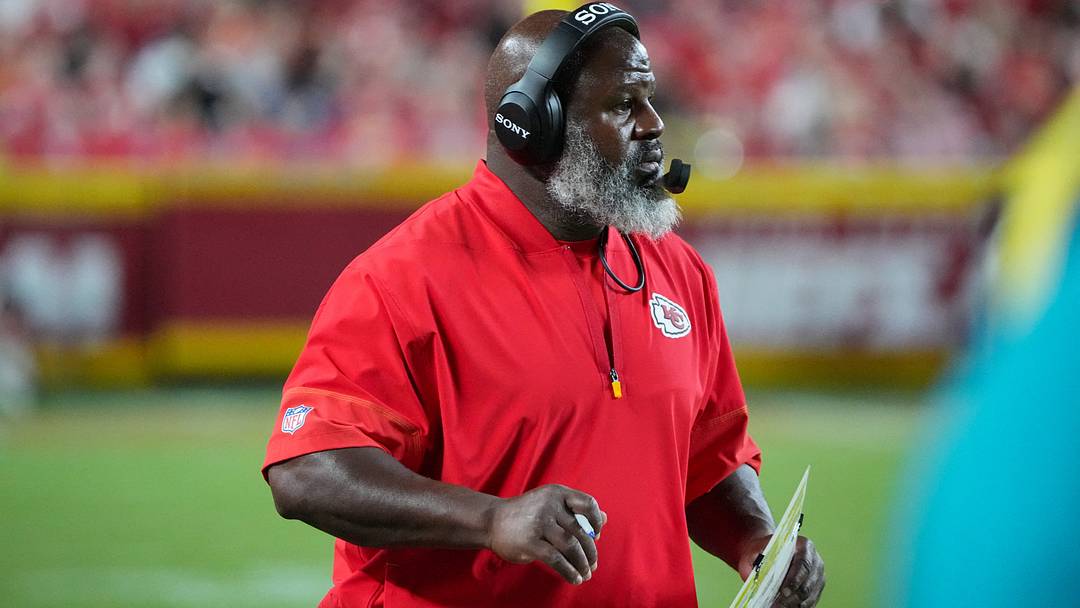 Aug 28, 2026; Kansas City, Missouri, USA; Kansas City Chiefs offensive coordinator Eric Bieniemy on the sidelines against theSeattle Seahawks during the first half of the game at Arrowhead Stadium. Mandatory Credit: Denny Medley-Imagn Images Aug 28, 2026; Kansas City, Missouri, USA; Kansas City Chiefs offensive coordinator Eric Bieniemy on the sidelines against theSeattle Seahawks during the first half of the game at Arrowhead Stadium. Mandatory Credit: Denny Medley-Imagn Images