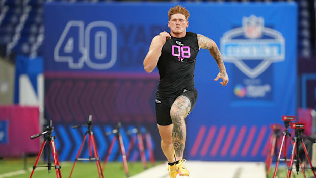 Indianapolis, IN, USA; Oregon tight end Terrance Ferguson (TE08) runs in the 40 yard dash during the 2025 NFL Combine at Luca