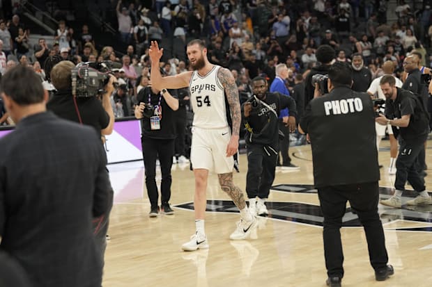 San Antonio Spurs forward Sandro Mamukelashvili (54) waives to fans after scoring thirty four points against the New York Kni