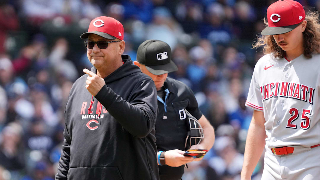 May 7, 2026; Chicago, Illinois, USA; Cincinnati Reds manager Terry Francona (77) takes pitcher Rhett Lowder (25) out of the game against the Chicago Cubs during the fourth inning at Wrigley Field. Mandatory Credit: David Banks-Imagn Images