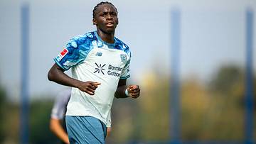 Noah Mbamba verlängert bei Bayer 04 Leverkusen bis 2029, wird aber für ein Jahr verliehen