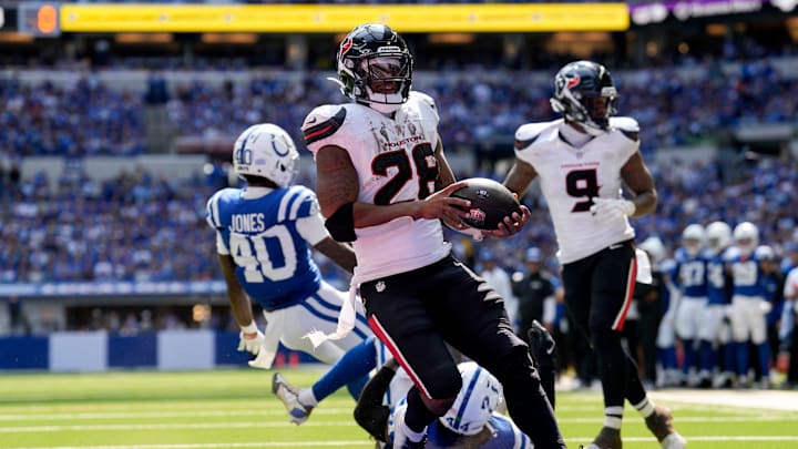 Houston Texans running back Joe Mixon (28) scores a touchdown.