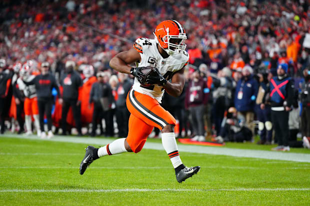 Browns RB Nick Chubb scores a touchdown in the fourth quarter against the Denver Broncos.