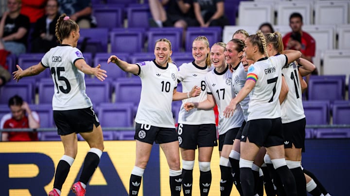 Die DFB-Frauen könnten sich bei einem EM-Gewinn über eine ordentliche Prämie freuen - von gleich zwei Seiten Die DFB-Frauen könnten sich bei einem EM-Gewinn über eine ordentliche Prämie freuen - von gleich zwei Seiten