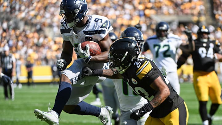 Seahawks running back Kenneth Walker III (9) scores a touchdown past Steelers safety Juan Thornhill Seahawks running back Kenneth Walker III (9) scores a touchdown past Steelers safety Juan Thornhill