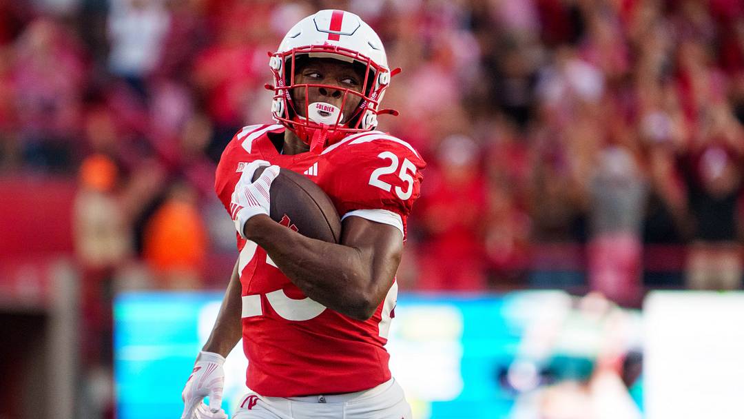 Jamal Rule runs for a touchdown against the Bowling Green Falcons.