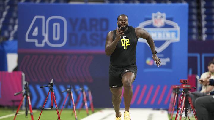 Feb 26, 2026; Indianapolis, IN, USA; Florida defensive lineman Caleb Banks (DL02) runs the 40-yard dash during the NFL Scouting Combine  at Lucas Oil Stadium. Mandatory Credit: Kirby Lee-Imagn Images