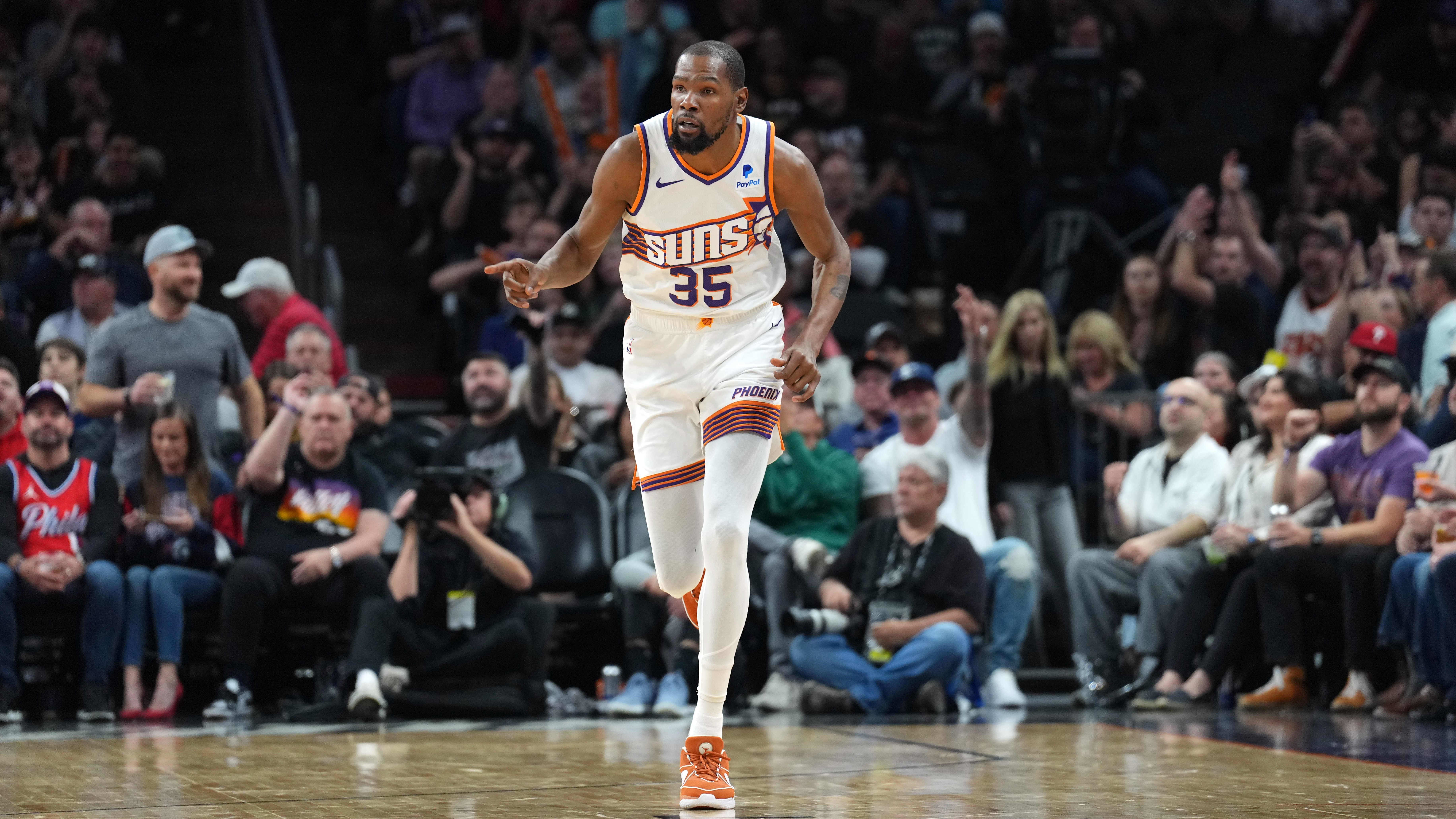 Les Suns révèlent la composition de départ contre les Spurs