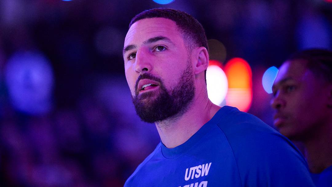 Mar 27, 2026; Portland, Oregon, USA; Dallas Mavericks guard Klay Thompson (31) stands during the singing of the national anthem before a game against the Portland Trail Blazers at Moda Center. Mandatory Credit: Troy Wayrynen-Imagn Images