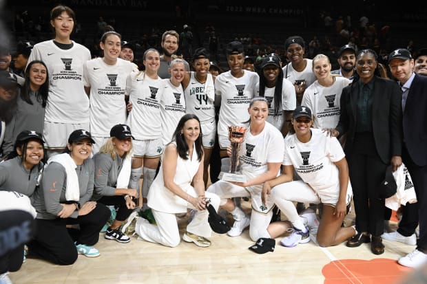 Aug 15, 2023; Las Vegas, Nevada, USA; The New York Liberty pose for photos after defeating the Las Vegas Aces in the Commissioner   s Cup Championship game at Michelob Ultra Arena. Mandatory Credit: Candice Ward-USA TODAY Sports