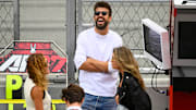 Gerard Piqué y Clara Chía (de negro a la derecha), participando de un evento juntos 