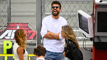 Gerard Piqué y Clara Chía (de negro a la derecha), participando de un evento juntos 