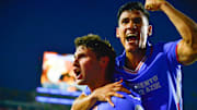 Santiago Giménez y Uriel Antuna celebran la victoria de Cruz Azul sobre Tigres en el Volcán.