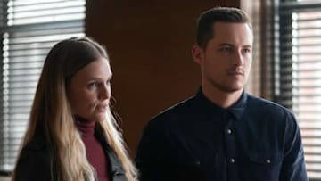 CHICAGO P.D. -- "No Way Out" Episode 909 -- Pictured: (l-r) Tracy Spiridakos as Hailey, Jesse Lee Soffer as Jay Halstead 