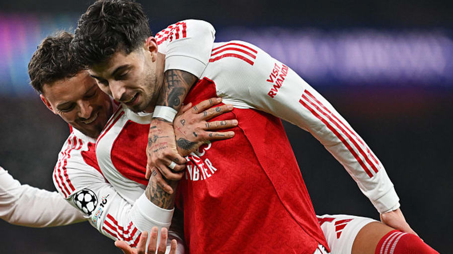 Arsenal players celebrating.