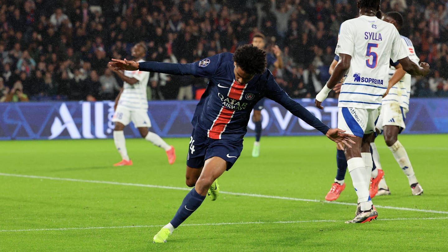 PSG defeat Strasbourg 42 to go top of the league