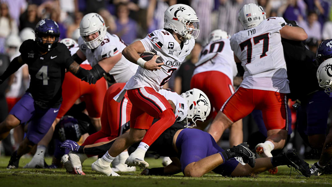 Cincinnati Bearcats quarterback Brendan Sorsby (2) runs with the ball during the game between the Horned Frogs and the Bearcats