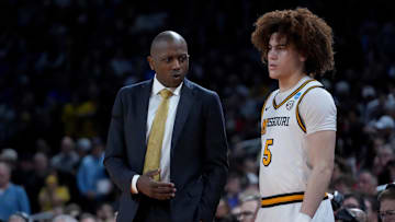 Mar 20, 2025; Wichita, KS, USA; Missouri Tigers head coach Dennis Gates talks to guard T.O. Barrett (5) in the second half of a first round men’s NCAA Tournament game against the Drake Bulldogs at Intrust Bank Arena. Mandatory Credit: Kirby Lee-Imagn Images