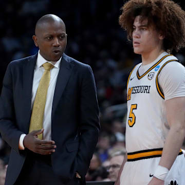 Mar 20, 2025; Wichita, KS, USA; Missouri Tigers head coach Dennis Gates talks to guard T.O. Barrett (5) in the second half of a first round men’s NCAA Tournament game against the Drake Bulldogs at Intrust Bank Arena. Mandatory Credit: Kirby Lee-Imagn Images
