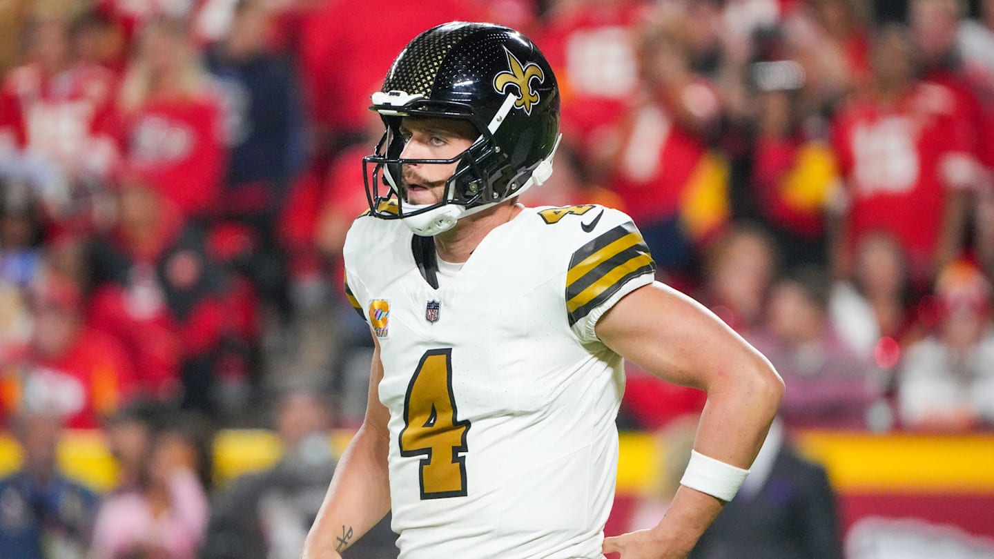 Is Derek Carr Playing Today? (Injury Update, Prop Betting Impact for