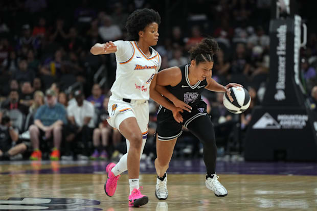Gold State Valkyries Guard Veronica Burton y Phoenix Mercury Guard Monique Akoa Makani