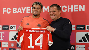 Max Eberl (re.) hier mit Luis Díaz ist stolz wie Oskar.