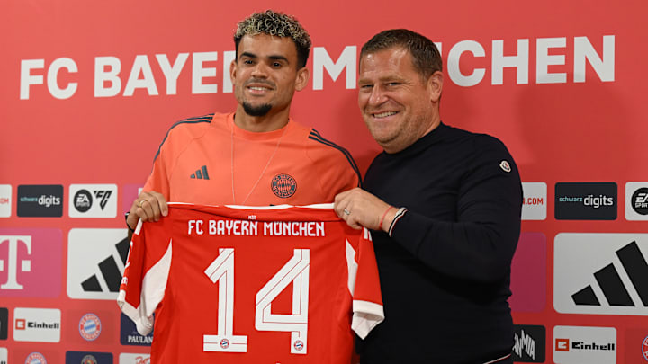Max Eberl (re.) hier mit Luis Díaz ist stolz wie Oskar.