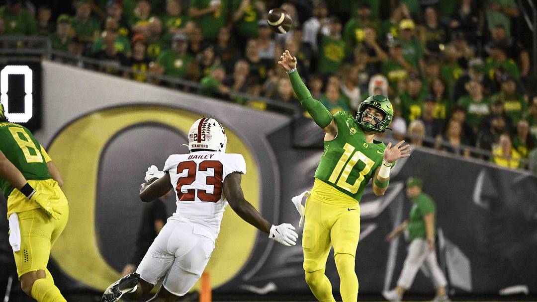 Oct 1, 2022; Eugene, Oregon, USA; Oregon Ducks quarterback Bo Nix (10) throws a pass during the Oct 1, 2022; Eugene, Oregon, USA; Oregon Ducks quarterback Bo Nix (10) throws a pass during the