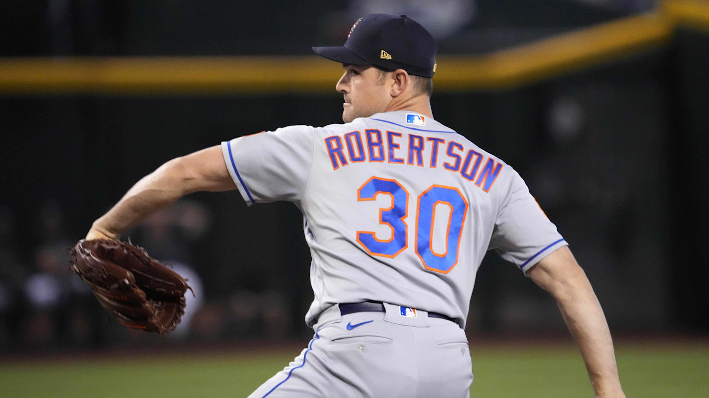 David Robertson pitching for the Mets
